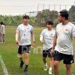 Pelatih Persija Jakarta Shin Tae-yong memimpin sesi latihan tim jelang laga melawan Persib Bandung