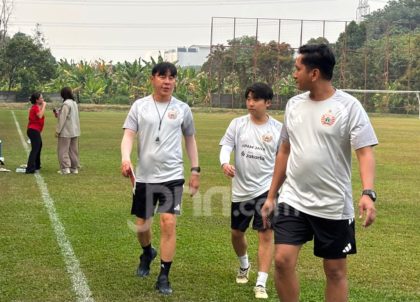 Pelatih Persija Jakarta Shin Tae-yong memimpin sesi latihan tim jelang laga melawan Persib Bandung
