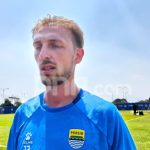 Danijel Loncar, pemain baru Persib Bandung asal Kroasia, saat diperkenalkan oleh pihak manajemen klub.