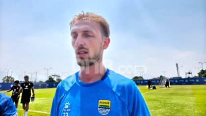Danijel Loncar, pemain baru Persib Bandung asal Kroasia, saat diperkenalkan oleh pihak manajemen klub.