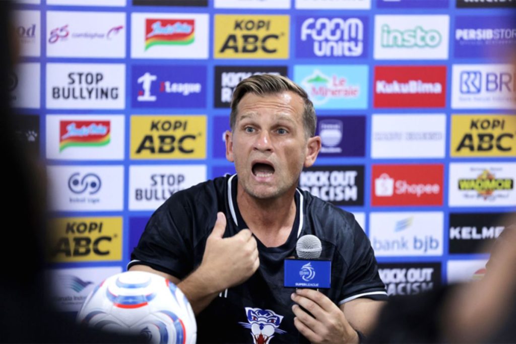 Pelatih Persib Bandung Igor Tolic saat memberikan arahan taktik kepada anak asuhnya di lapangan.
