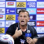 Pelatih Persib Bandung Igor Tolic saat memberikan arahan taktik kepada anak asuhnya di lapangan.