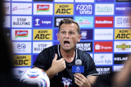 Pelatih Persib Bandung Igor Tolic saat memberikan arahan taktik kepada anak asuhnya di lapangan.
