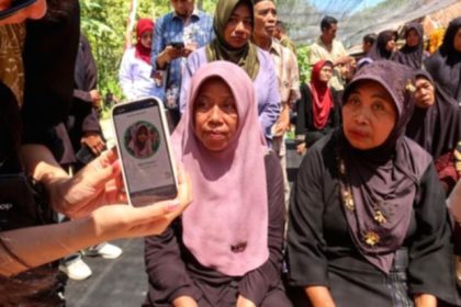 Luhut Binsar Pandjaitan memberikan keterangan terkait rencana uji coba transfer tunai bansos mulai tahun 2027.