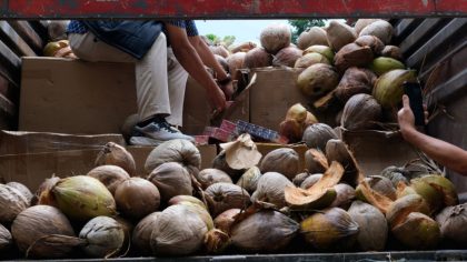 Petugas Bea Cukai memeriksa tumpukan rokok ilegal tanpa pita cukai hasil sitaan di Sumedang
