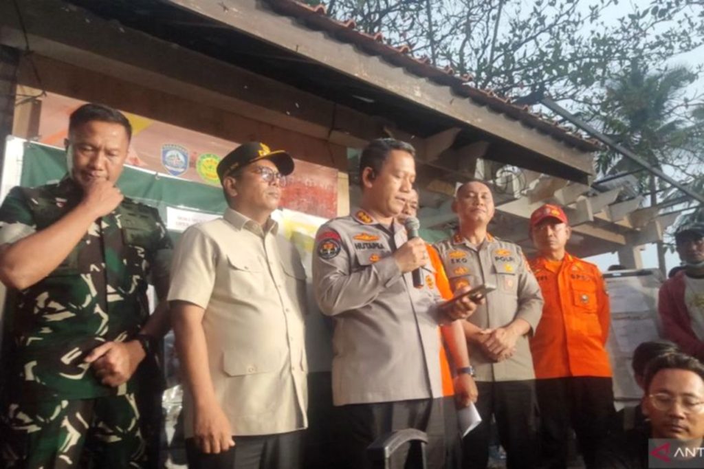 Tim SAR gabungan melakukan pencarian korban hilang di perairan Selat Sunda