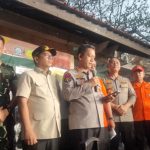 Tim SAR gabungan melakukan pencarian korban hilang di perairan Selat Sunda