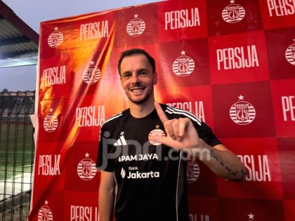 Bek Persija Jakarta, Kerim Memija, saat sesi latihan tim jelang laga melawan Persib Bandung.