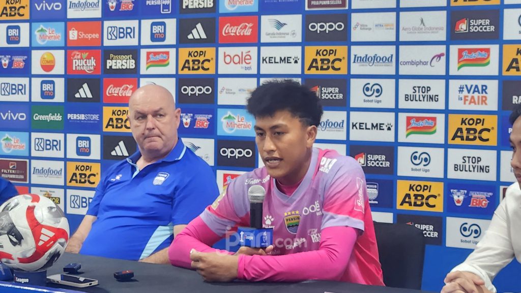 Kiper Persib Bandung Fitrah Maulana bersiap menghadapi laga melawan Persija Jakarta di Stadion GBK.