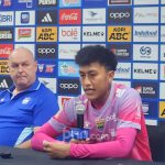 Kiper Persib Bandung Fitrah Maulana bersiap menghadapi laga melawan Persija Jakarta di Stadion GBK.