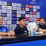 Pelatih Arema FC Marcos Santos memberikan arahan kepada para pemain saat sesi latihan jelang laga melawan Persik Kediri.