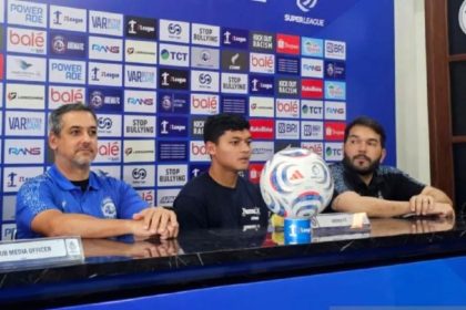 Pelatih Arema FC Marcos Santos memberikan arahan kepada para pemain saat sesi latihan jelang laga melawan Persik Kediri.