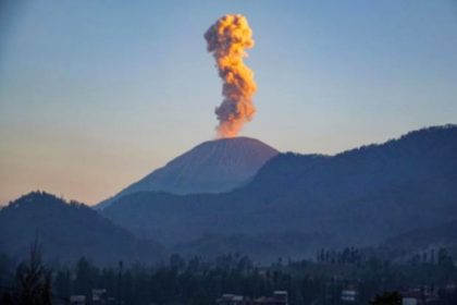 Aktivitas vulkanik berupa kolom abu yang menyembur dari kawah gunung api saat erupsi.