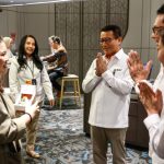Jajaran direksi dan komisaris BNI menyapa serta melayani nasabah secara langsung dalam rangka Hari Pelanggan Nasional 2026.
