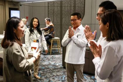 Jajaran direksi dan komisaris BNI menyapa serta melayani nasabah secara langsung dalam rangka Hari Pelanggan Nasional 2026.