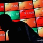 Grafik pergerakan Indeks Harga Saham Gabungan di layar monitor bursa efek