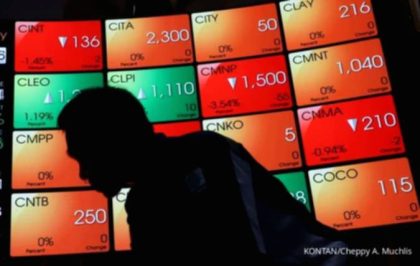 Grafik pergerakan Indeks Harga Saham Gabungan di layar monitor bursa efek