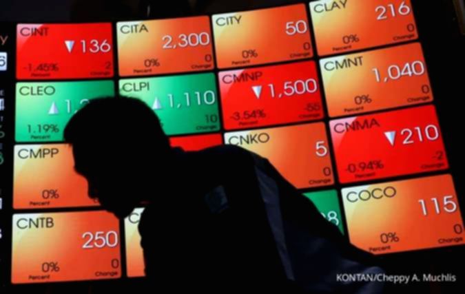 Grafik pergerakan Indeks Harga Saham Gabungan di layar monitor bursa efek