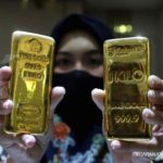 Kepingan emas batangan produksi PT Aneka Tambang Tbk atau Antam