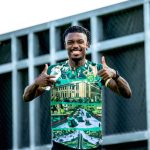 Gelandang Persebaya Surabaya Gledson Paixao saat menjalani sesi latihan bersama tim.