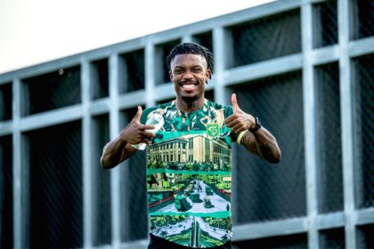 Gelandang Persebaya Surabaya Gledson Paixao saat menjalani sesi latihan bersama tim.