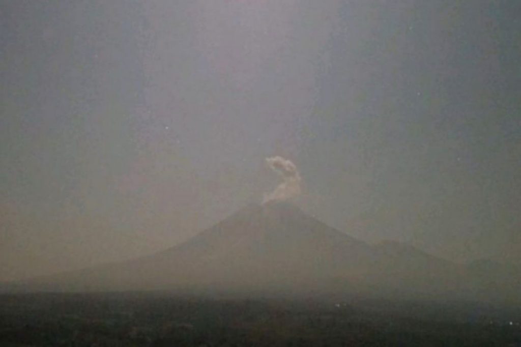 Gunung Semeru erupsi enam kali pada Jumat malam, kolom letusan tertinggi capai 800 meter