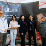 Ilustrasi grafik keuangan dan mata uang dolar AS di layar digital sebagai simbol investasi global