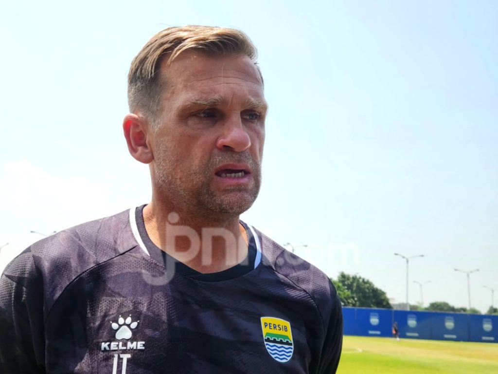 Pelatih Persib Bandung Igor Tolic memimpin sesi latihan tim sebagai persiapan menghadapi Persija Jakarta.