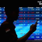 Grafik pergerakan Indeks Harga Saham Gabungan di layar monitor perdagangan saham