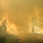 Tim gabungan melakukan operasi pemadaman dan pendinginan kebakaran hutan di kawasan TWA Kawah Ijen, Banyuwangi.