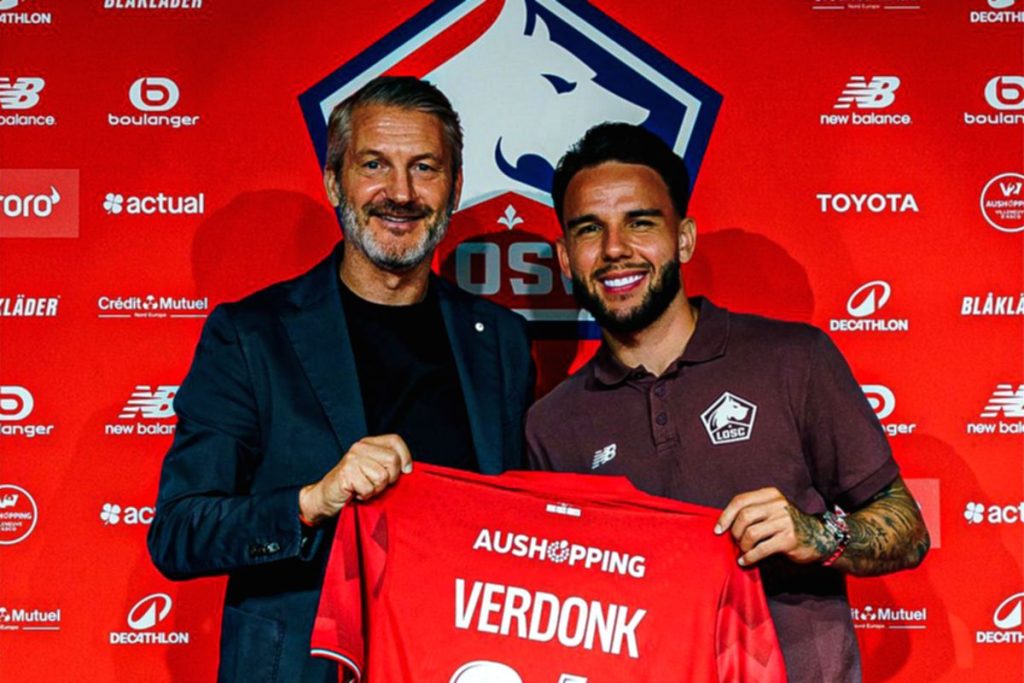 Calvin Verdonk duduk di bangku cadangan saat pertandingan Lille melawan Real Betis di Liga Champions 2026/27.