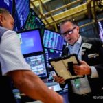 Layar elektronik menampilkan data pergerakan indeks saham Wall Street yang melemah di awal September.
