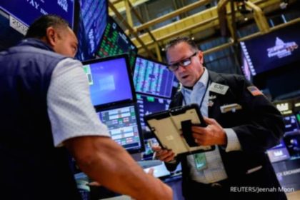 Layar elektronik menampilkan data pergerakan indeks saham Wall Street yang melemah di awal September.