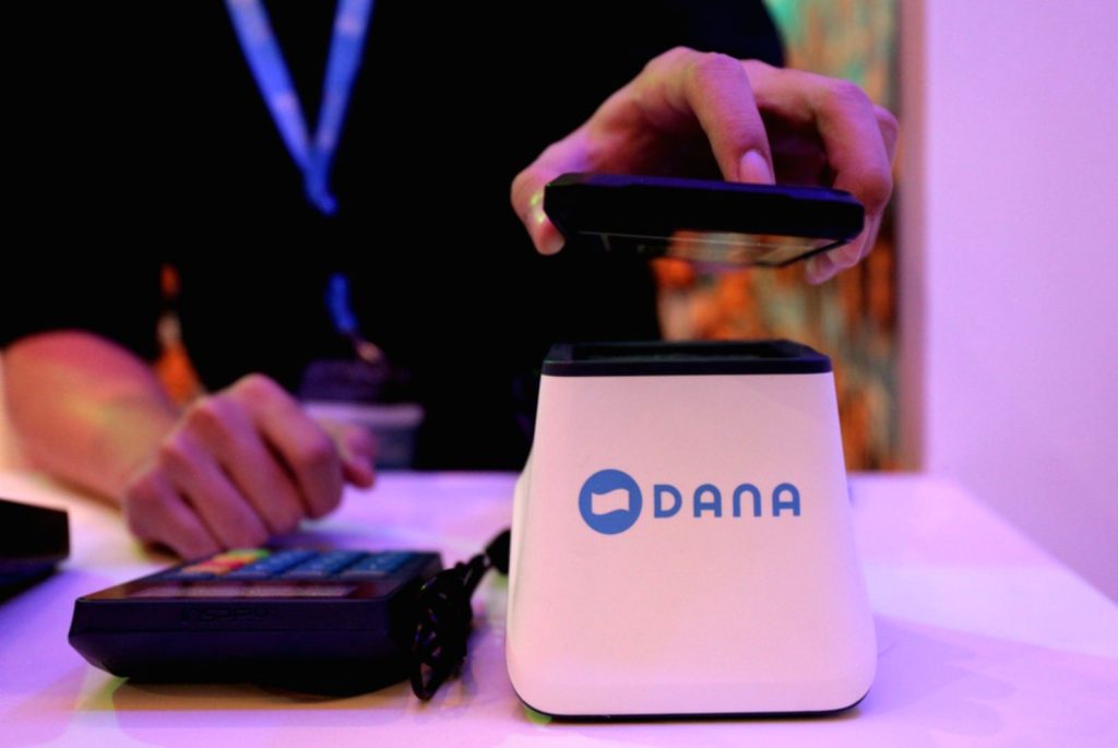 CTO DANA Indonesia Norman Sasono menjelaskan penggunaan AI untuk sistem penilaian kredit di acara IdeaFest 2026