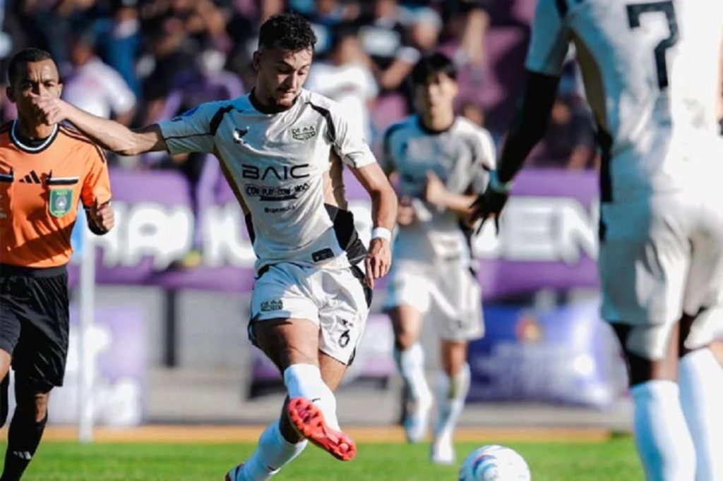 Rafael Struick melakukan selebrasi usai mencetak gol kemenangan bagi Dewa United ke gawang Persik Kediri.