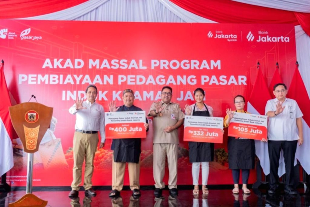 Wakil Gubernur DKI Jakarta Rano Karno menyaksikan prosesi Akad Kredit Massal Bank Jakarta bagi pedagang Pasar Kramat Jati.