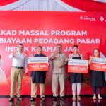Wakil Gubernur DKI Jakarta Rano Karno menyaksikan prosesi Akad Kredit Massal Bank Jakarta bagi pedagang Pasar Kramat Jati.