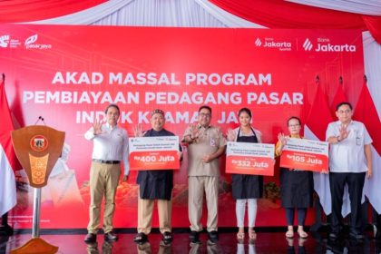Wakil Gubernur DKI Jakarta Rano Karno menyaksikan prosesi Akad Kredit Massal Bank Jakarta bagi pedagang Pasar Kramat Jati.