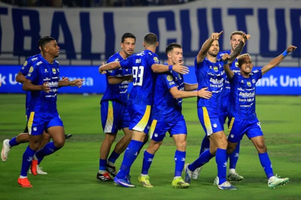 Pemain Persib Bandung merayakan gol kemenangan atas PSM Makassar di Stadion Gelora Bandung Lautan Api