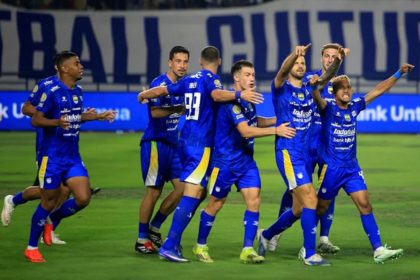 Pemain Persib Bandung merayakan gol kemenangan atas PSM Makassar di Stadion Gelora Bandung Lautan Api