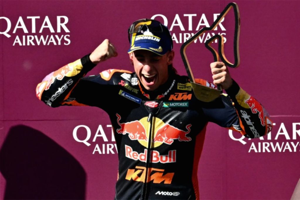 Pedro Acosta merayakan kemenangan perdana di kelas utama MotoGP pada seri Austria di Sirkuit Red Bull Ring.