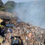 Petugas pemadam kebakaran berusaha memadamkan api di lahan yang terbakar di kawasan Punclut, Bandung.
