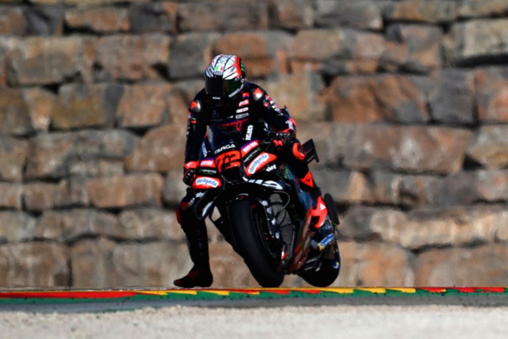 Marco Bezzecchi saat terjatuh dari motor Aprilia miliknya di Sirkuit Misano pada MotoGP San Marino 2026.
