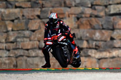 Marco Bezzecchi saat terjatuh dari motor Aprilia miliknya di Sirkuit Misano pada MotoGP San Marino 2026.
