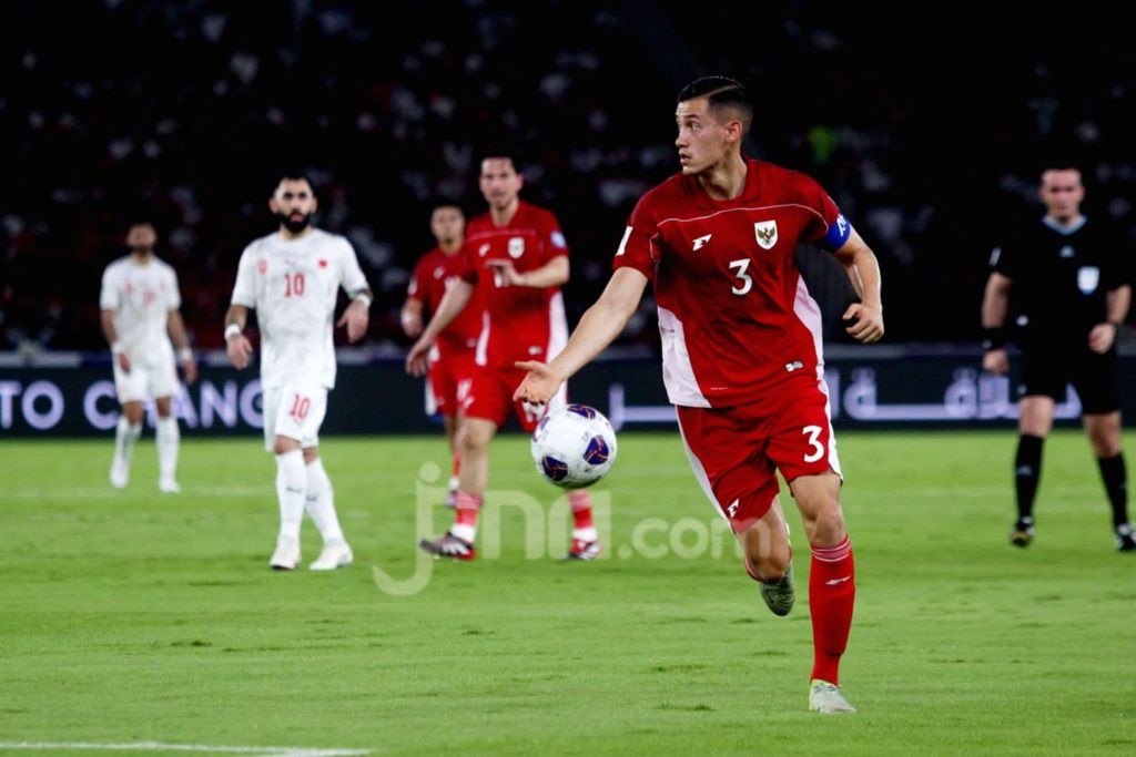 Jay Idzes saat mengenakan seragam Timnas Indonesia di lapangan hijau.