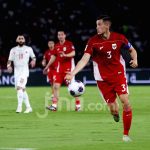 Jay Idzes saat mengenakan seragam Timnas Indonesia di lapangan hijau.