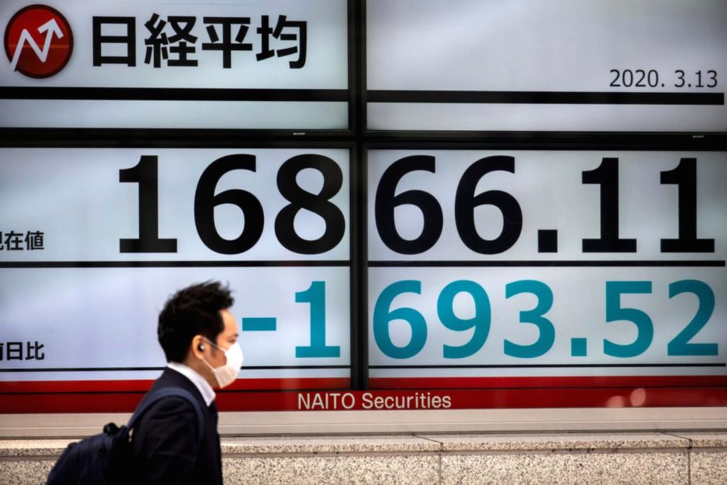 Tampilan layar monitor yang menunjukkan grafik pergerakan indeks saham di bursa efek Asia yang cenderung melemah.