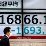Tampilan layar monitor yang menunjukkan grafik pergerakan indeks saham di bursa efek Asia yang cenderung melemah.