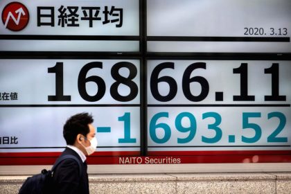 Tampilan layar monitor yang menunjukkan grafik pergerakan indeks saham di bursa efek Asia yang cenderung melemah.