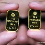 Tumpukan batangan emas dan perak sebagai aset investasi logam mulia
